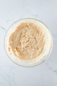 Fertiger, relativ fester Vollkorn Pancake Teig in einer Sch&uuml;ssel.