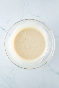 Fl&uuml;ssige Zutaten f&uuml;r die Pancakes wurden in einer Sch&uuml;ssel verr&uuml;hrt.