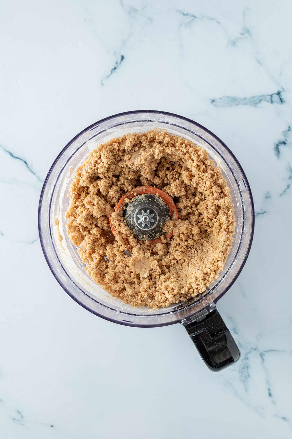 Vollkornmürbeteig in einem Food Processor.