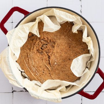 Vollkornbrot in einem Gusseisentopf.