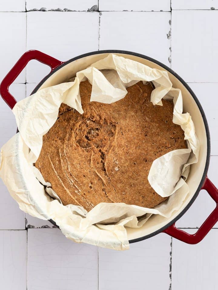 Vollkornbrot in einem Gusseisentopf.
