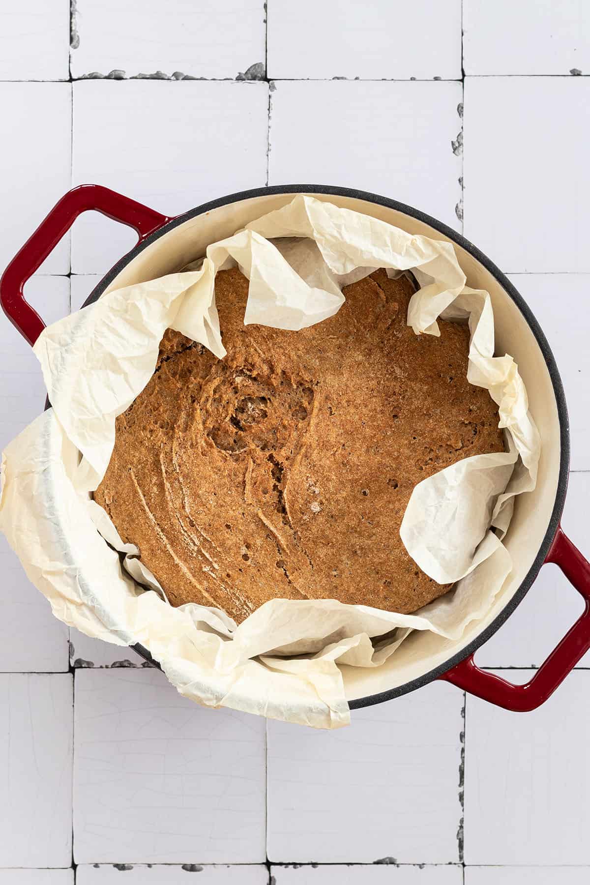 Vollkornbrot in einem Gusseisentopf.