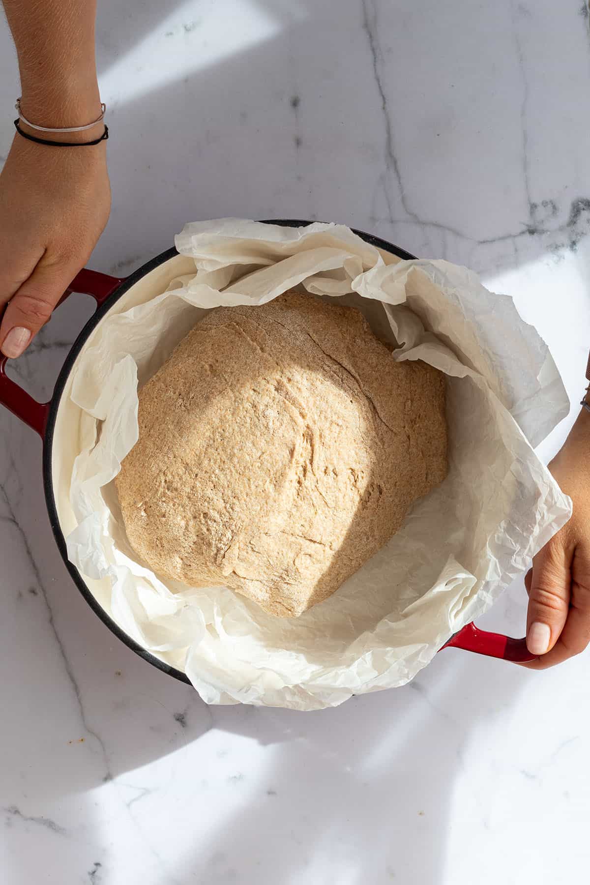 Brot vor dem Backen in einem Gusseisentopf.