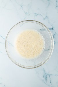 Glassch&uuml;ssel mit einer schaumig geschlagen, hellgelben Fl&uuml;ssigkeit.
