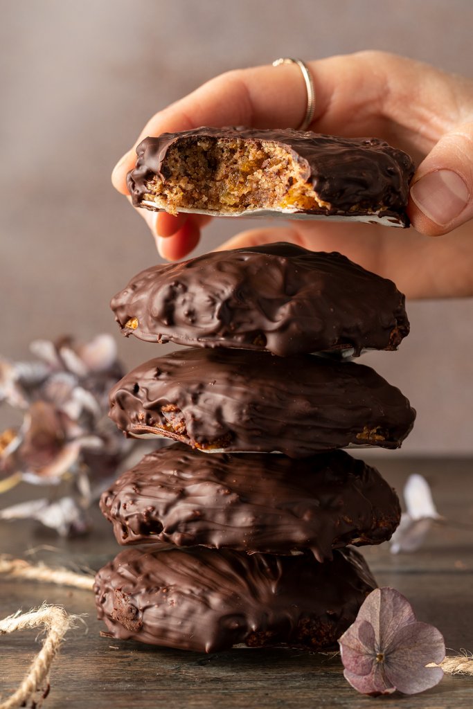 Ein angebissener Lebkuchen wird von einem Stapel aus Lebkuchen weggenommen.