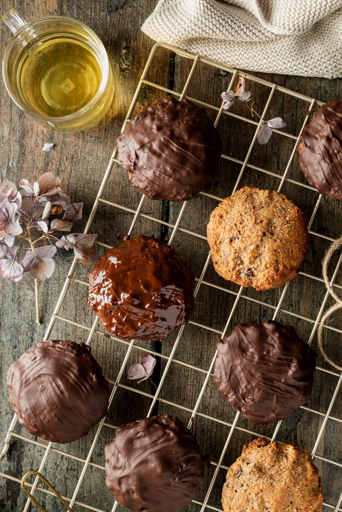 Gebackene Elisenlebkuchen werden mit Schokolade &uuml;berzogen.