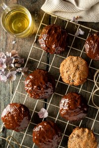 Gebackene Elisenlebkuchen werden mit Schokolade &uuml;berzogen.