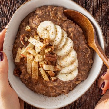 Cremiges Schokoladen Porridge mit frischem Obst und Zimt.