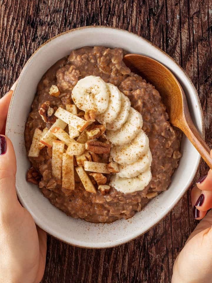 Cremiges Schokoladen Porridge mit frischem Obst und Zimt.