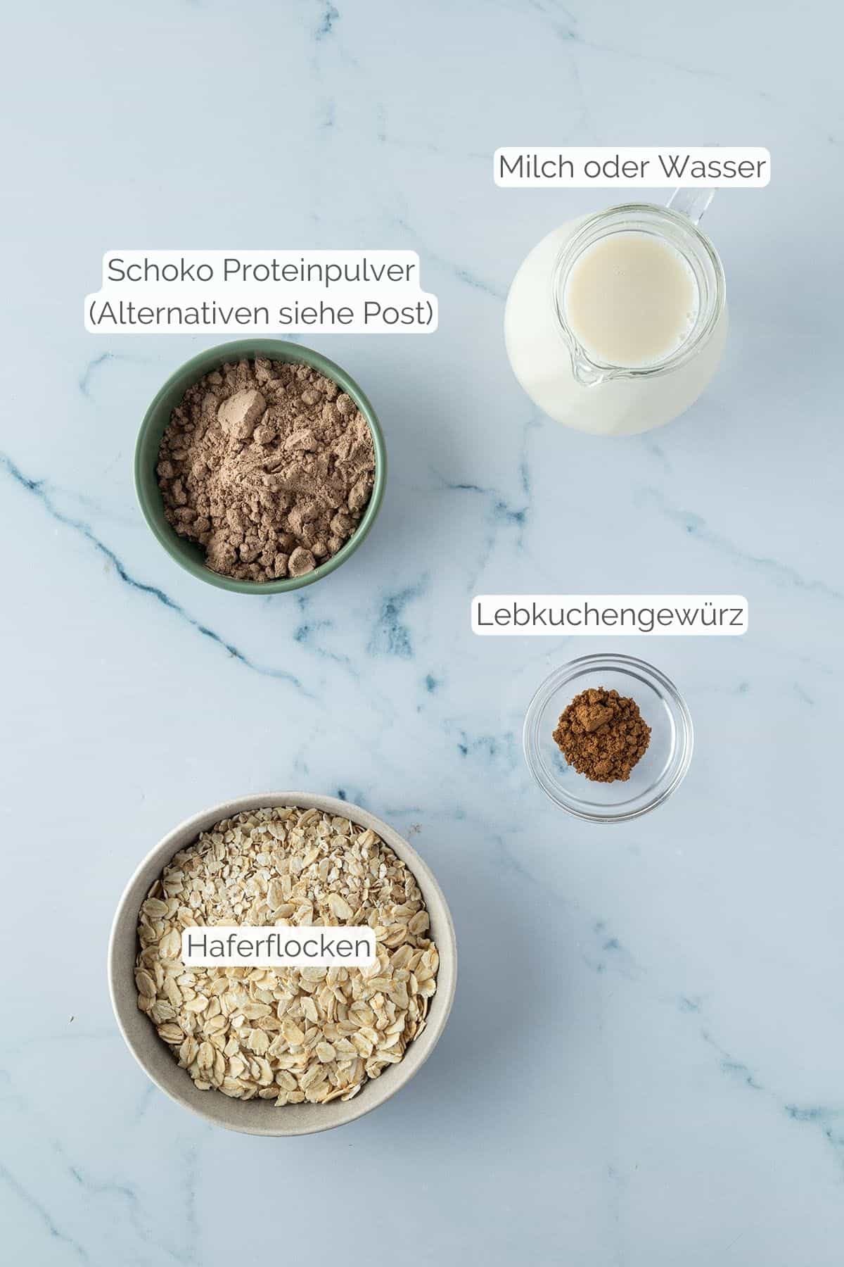 Alle Zutaten mit jeweiligen Textbeschriftungen, die f&uuml;r das weihnachtliche Lebkuchen Porridge ben&ouml;tigt werden.