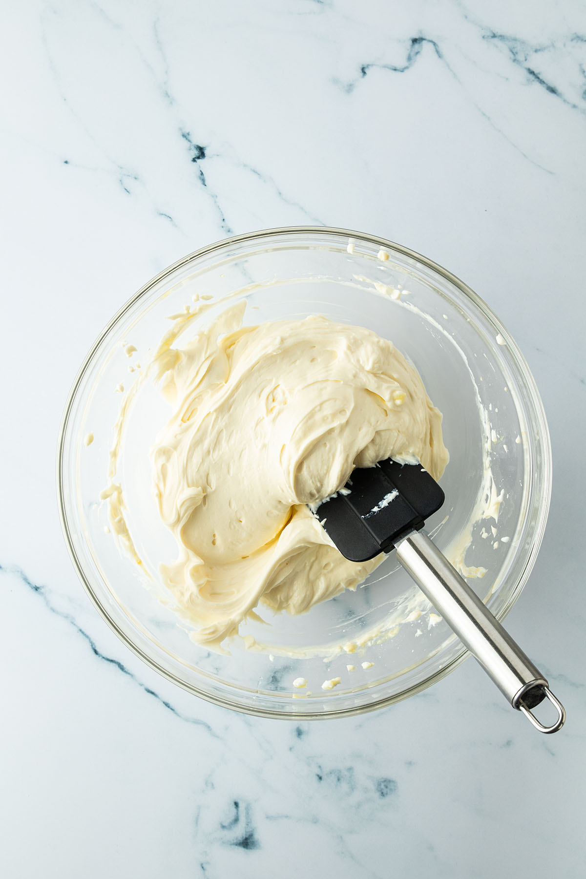 Vogelperspektive auf eine Glassch&uuml;ssel mit einer Mascarpone Creme.