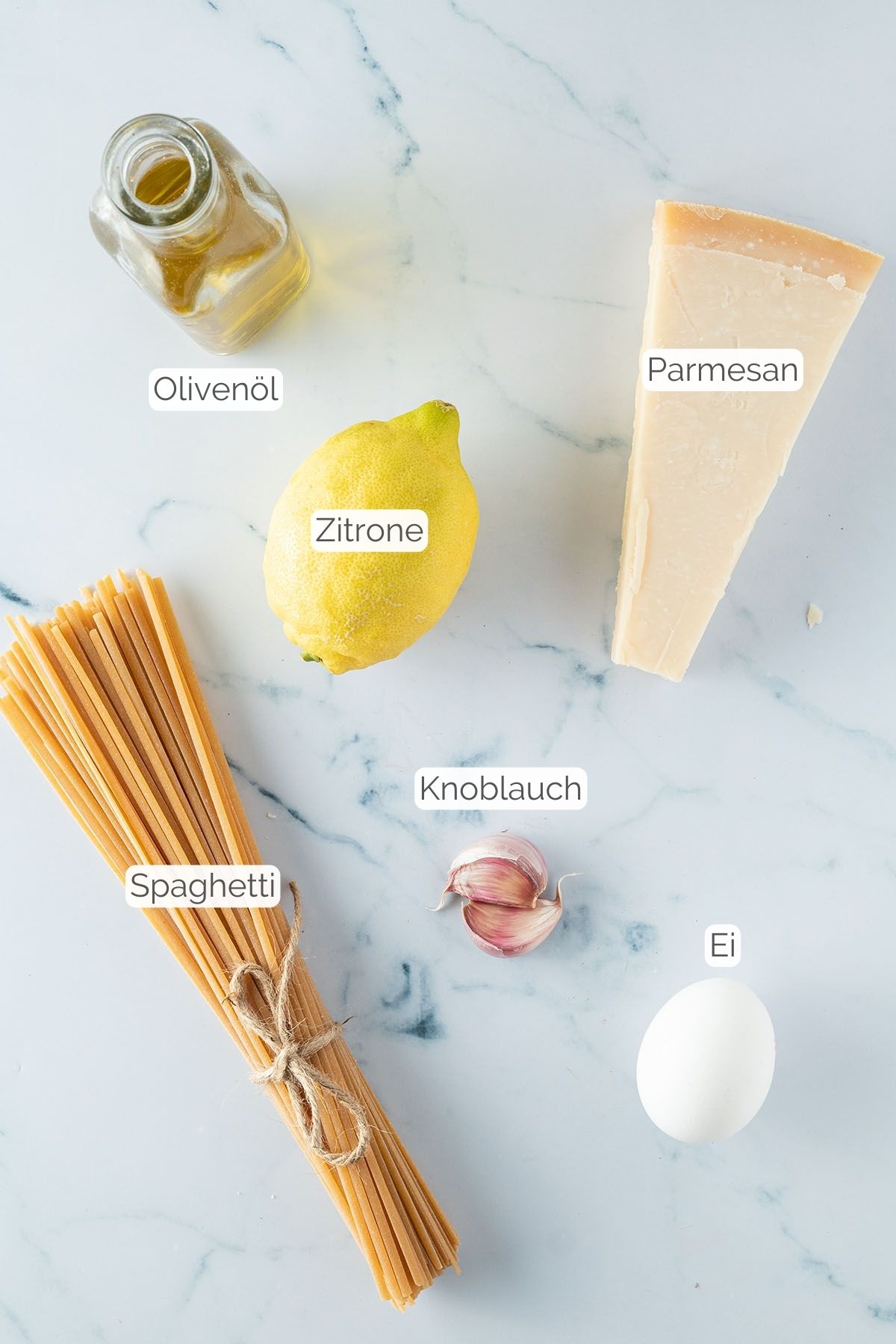 Foto aller Zutaten mit jeweiligen Textbeschriftungen, die f&uuml;r die Zitronenpasta ben&ouml;tigt werden.