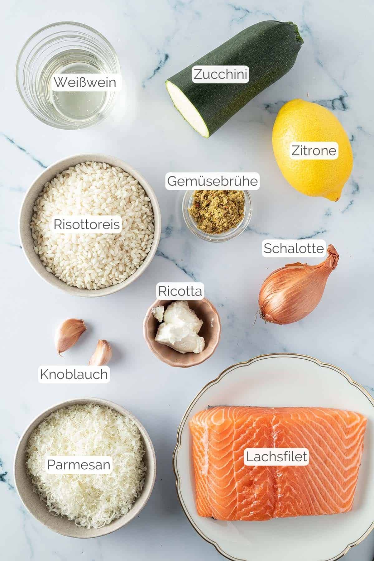 Alle Zutaten mit jeweiligen Textbeschriftungen, die f&uuml;r das Zitronenrisotto mit Lachs ben&ouml;tigt werden.