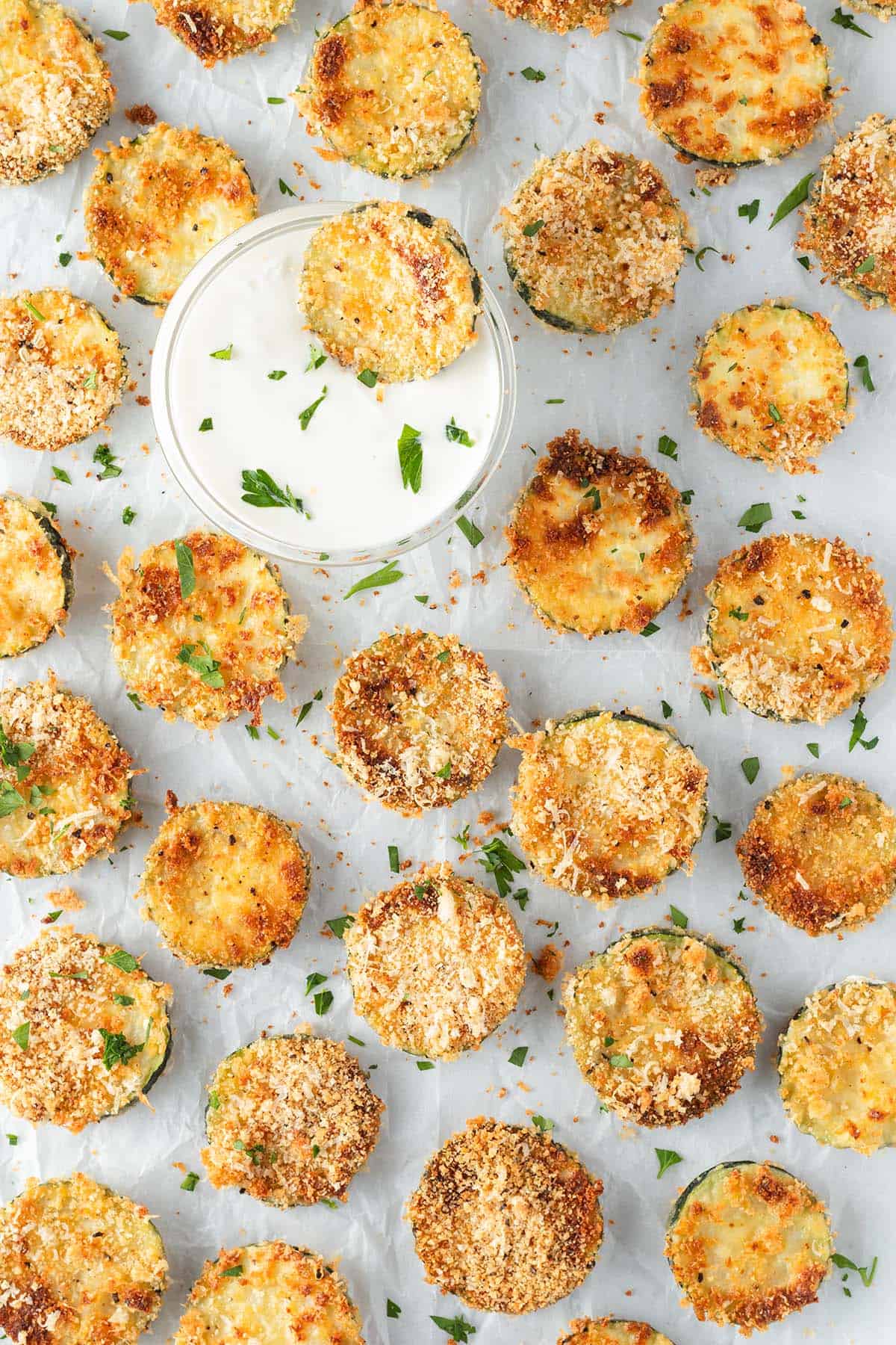 Knusprige Zucchini Chips mit einem Dip.