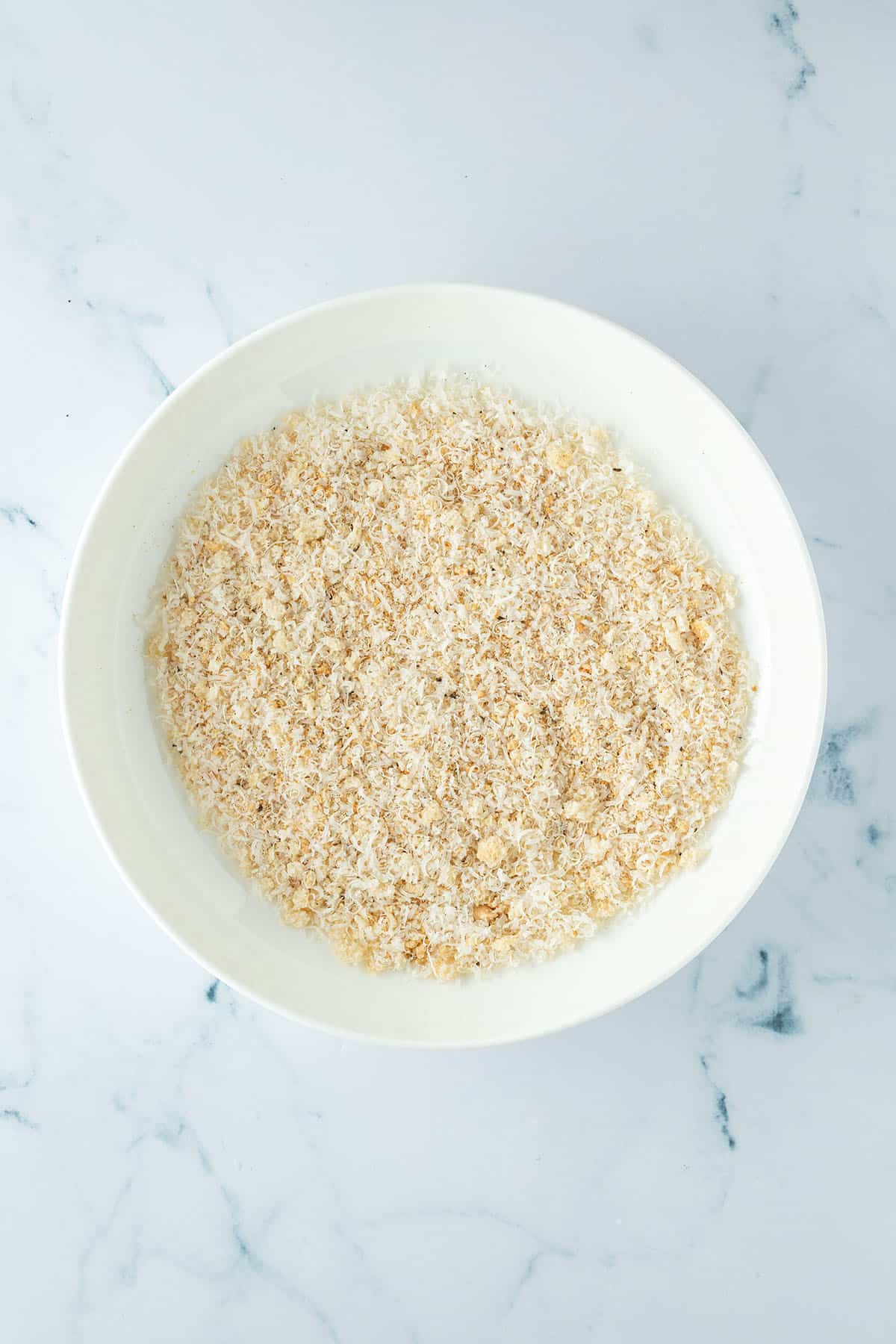 Parmesan-Semmelbr&ouml;sel-Mischung in einer Sch&uuml;ssel.