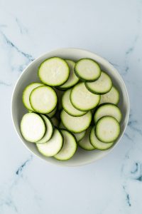 Zucchini-Scheiben in einer Sch&uuml;ssel.