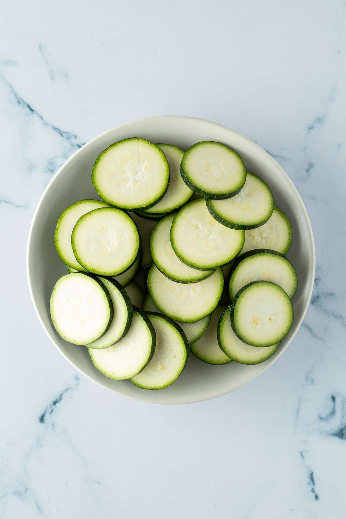 Zucchini-Scheiben in einer Sch&uuml;ssel.